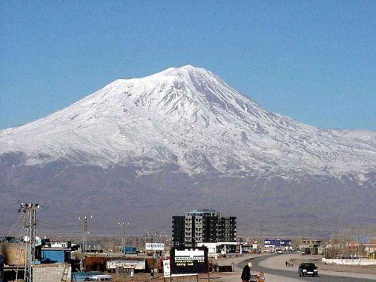 http://www.mountararattrek.com/images/ararat_dogubeyazit.jpg